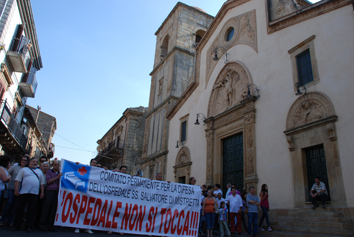 Tremila cittadini in piazza contro la chiusura dell'ospedale di Mistretta